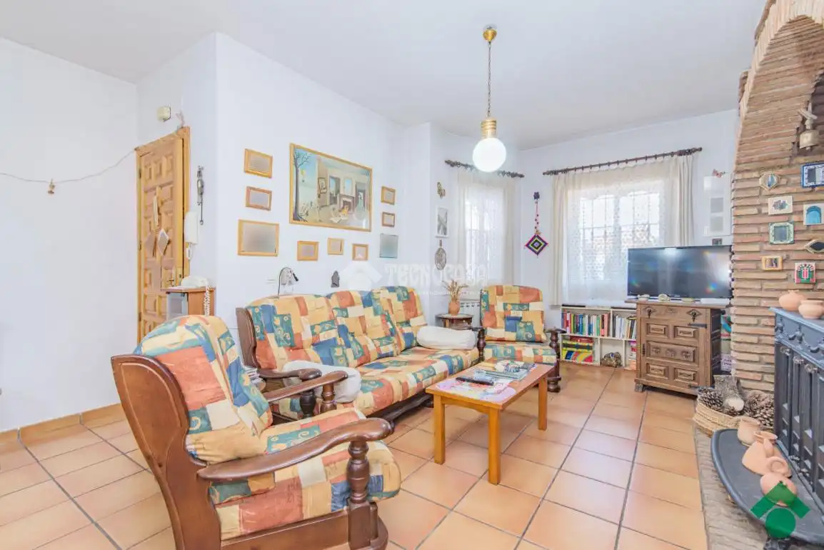 Sala d'estar de Casa adosada en venda en Granada amb Terrassa i Traster