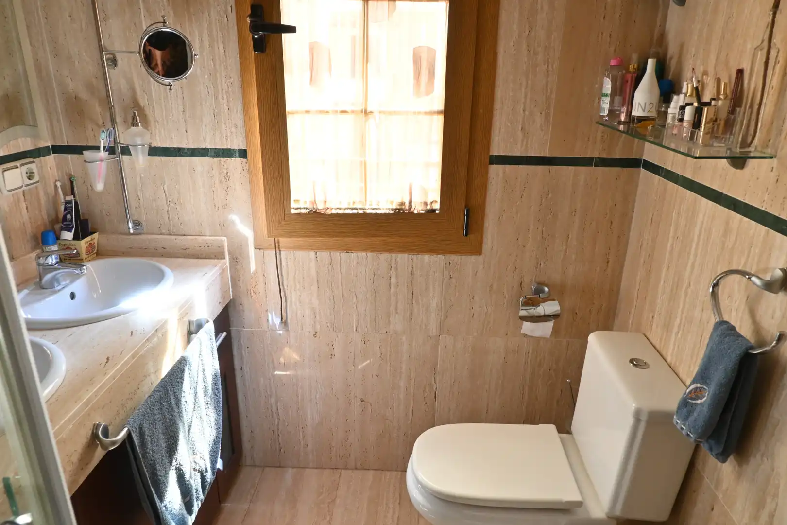 Baño de Casa adosada en venta en Las Gabias con Aire acondicionado, Calefacción y Terraza