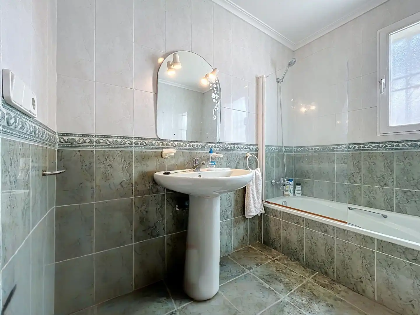 Bathroom of Houses for sale in L'Alfàs del Pi  with Air Conditioner, Heating and Private garden