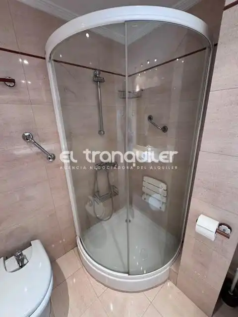 Badezimmer von Wohnung zur Miete in Madrid mit Klimaanlage und Waschmaschine