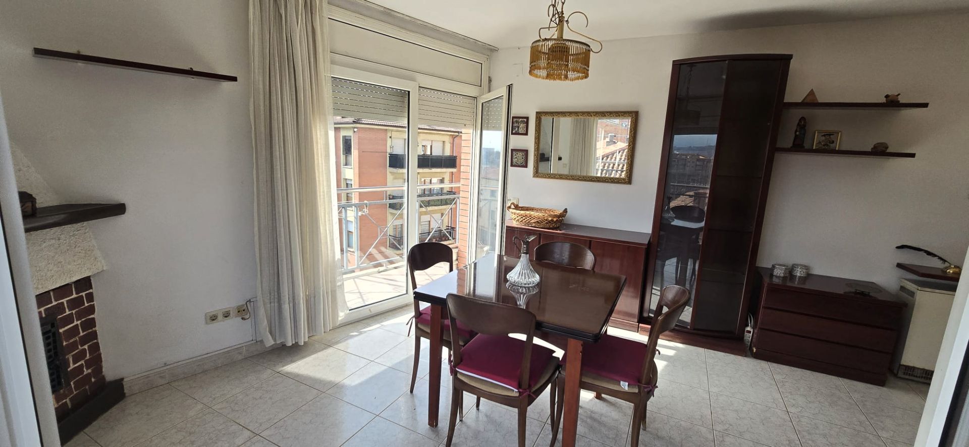 Menjador de Pis en venda en Manlleu amb Calefacció, Moblat i Forn