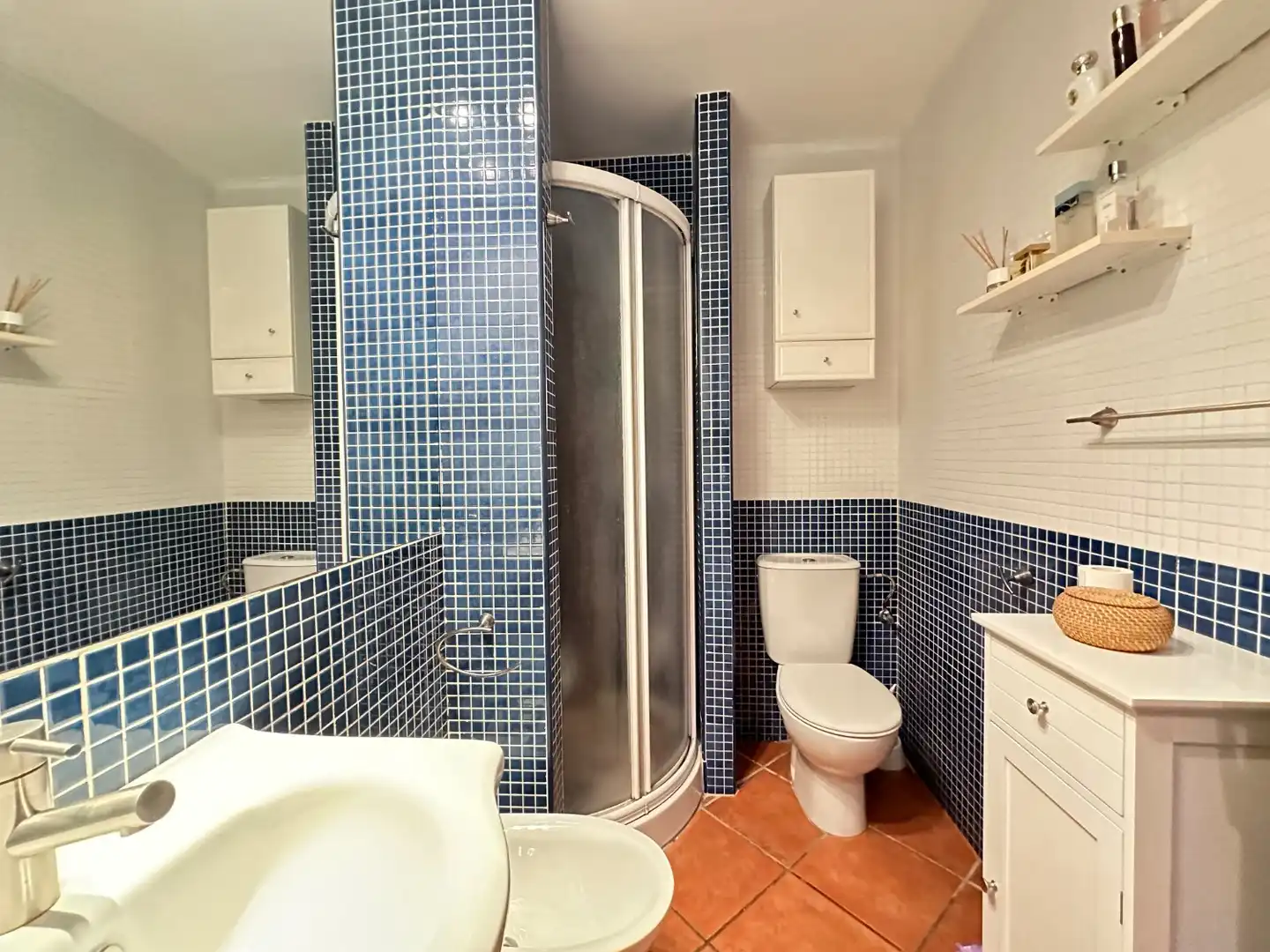 Bathroom of Apartments for sale in Torrevieja  with Air Conditioner, Swimming Pool and Internet