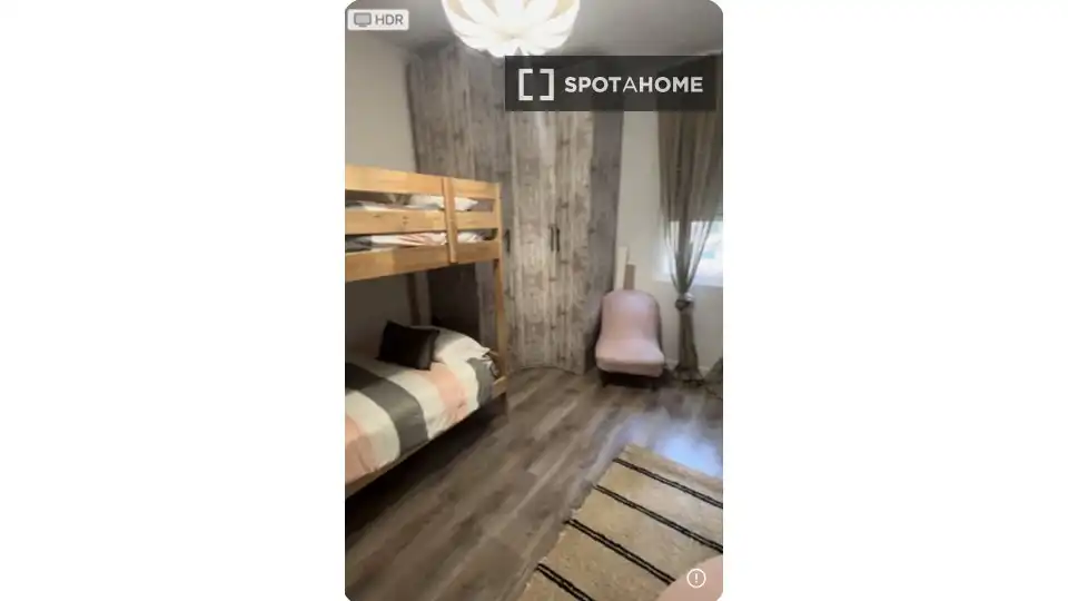 Room in Canyelles