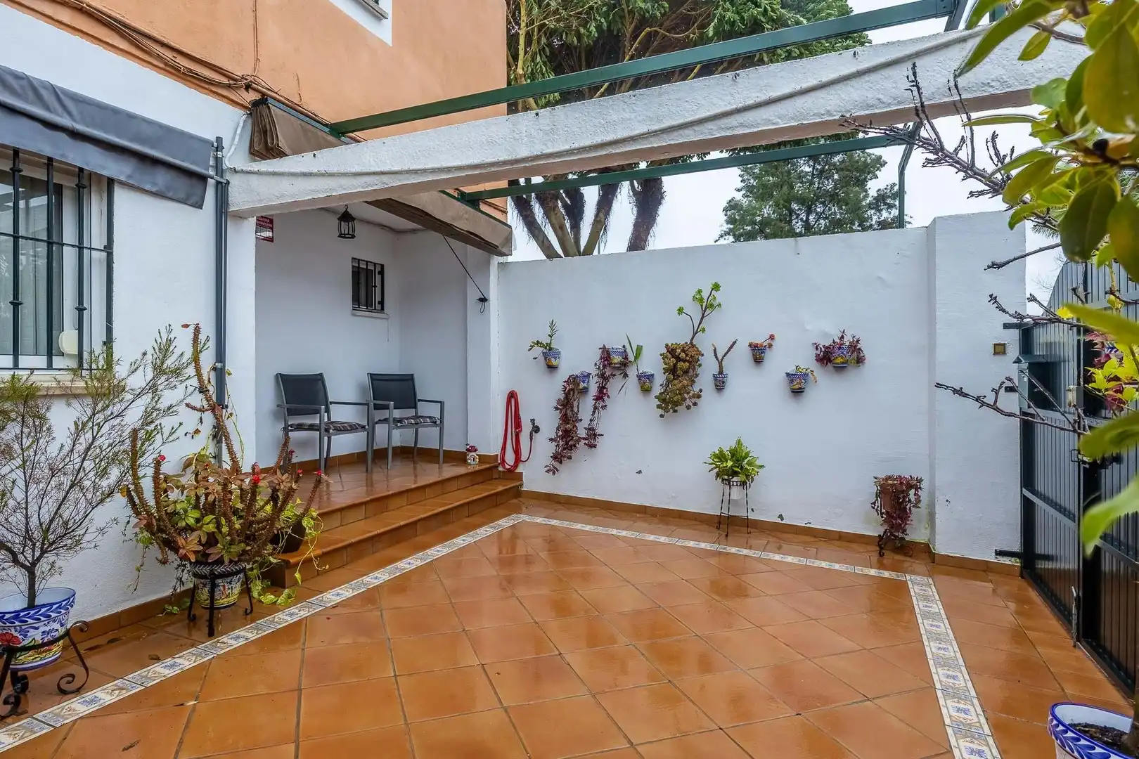 Terrassa de Casa adosada en venda en Dos Hermanas amb Aire condicionat, Jardí privat i Piscina comunitària