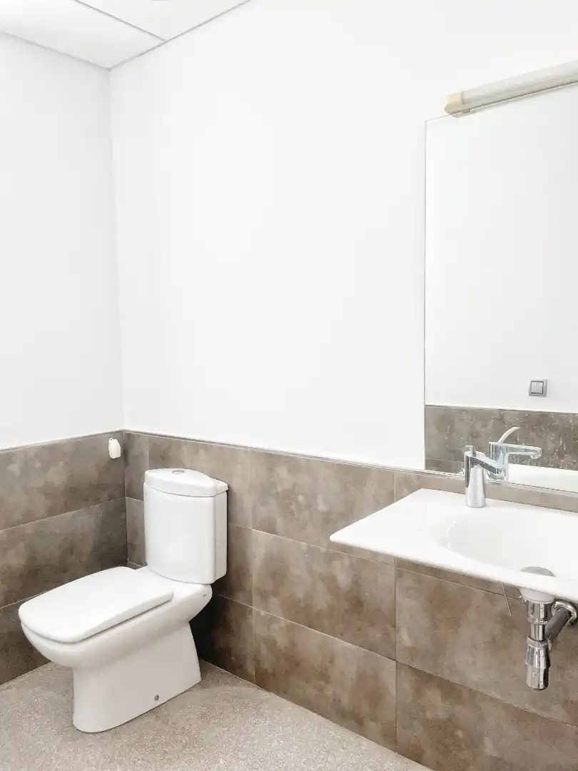 Baño de Oficina de alquiler en Granollers con Aire acondicionado, Calefacción y Trastero