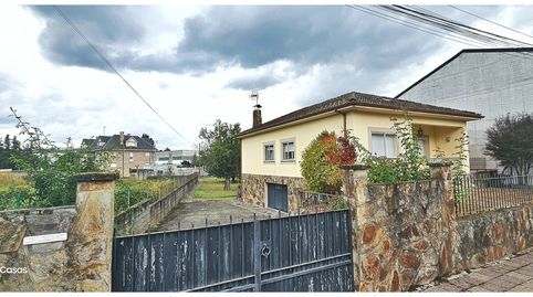 Chalet en A Ribela con 863 m² de parcela, doble acceso y anexos en la zona más demandada de Sarria