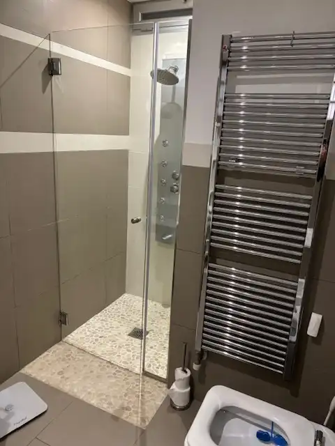 Bany de Casa adosada en venda en Mataró amb Aire condicionat, Calefacció i Jardí privat