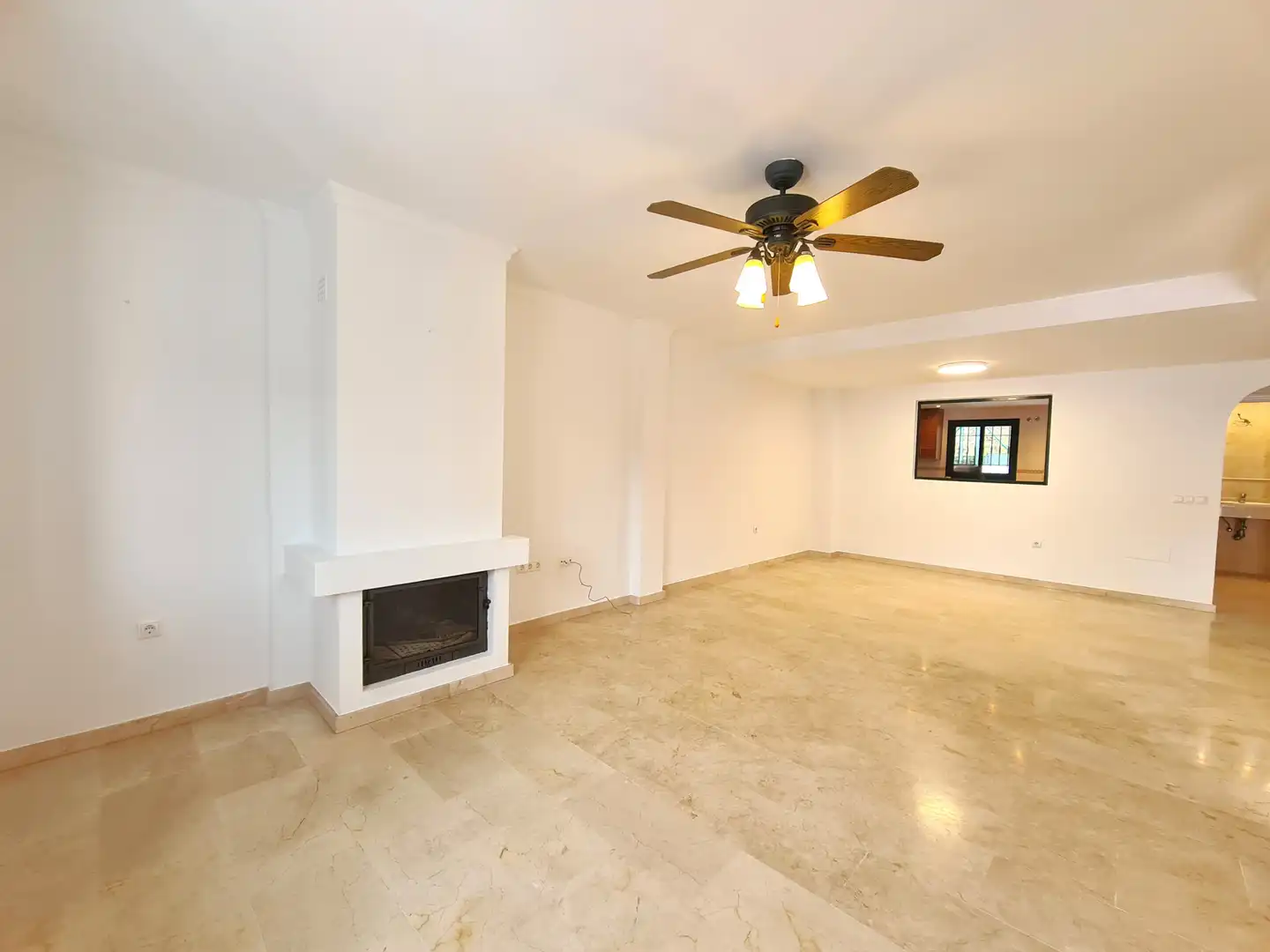 Sala de estar de Casa adosada en venta en Manilva con Terraza, Jacuzzi y Internet