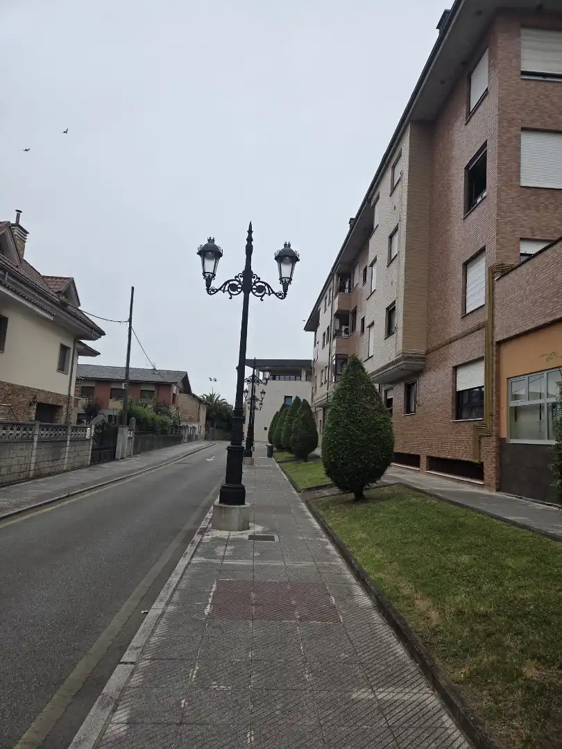 Außenansicht von Wohnung zur Miete in Oviedo  mit Heizung, Parkett und Abstellraum