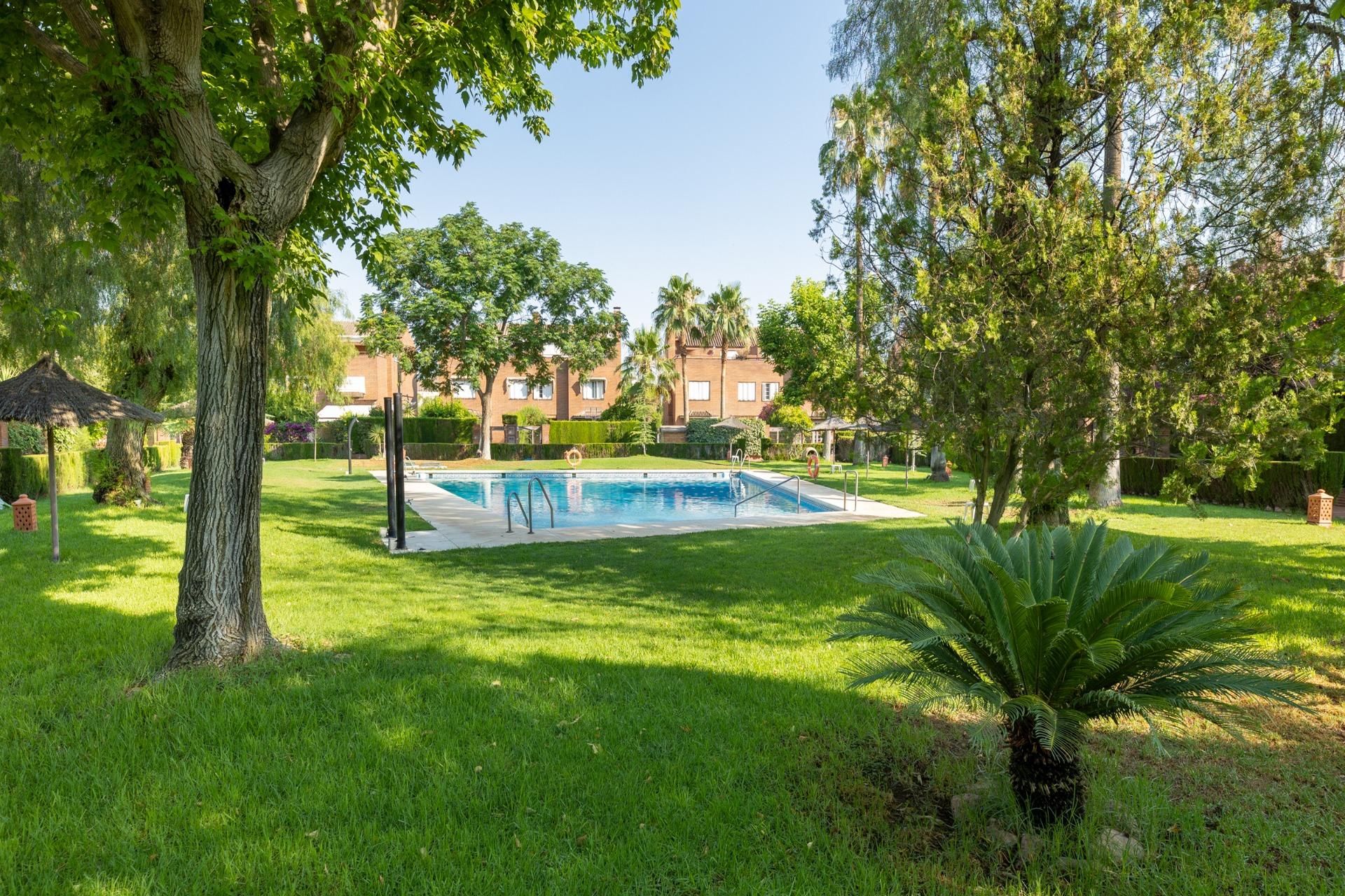 Jardí de Casa adosada en venda en  Granada Capital amb Aire condicionat, Calefacció i Jardí privat