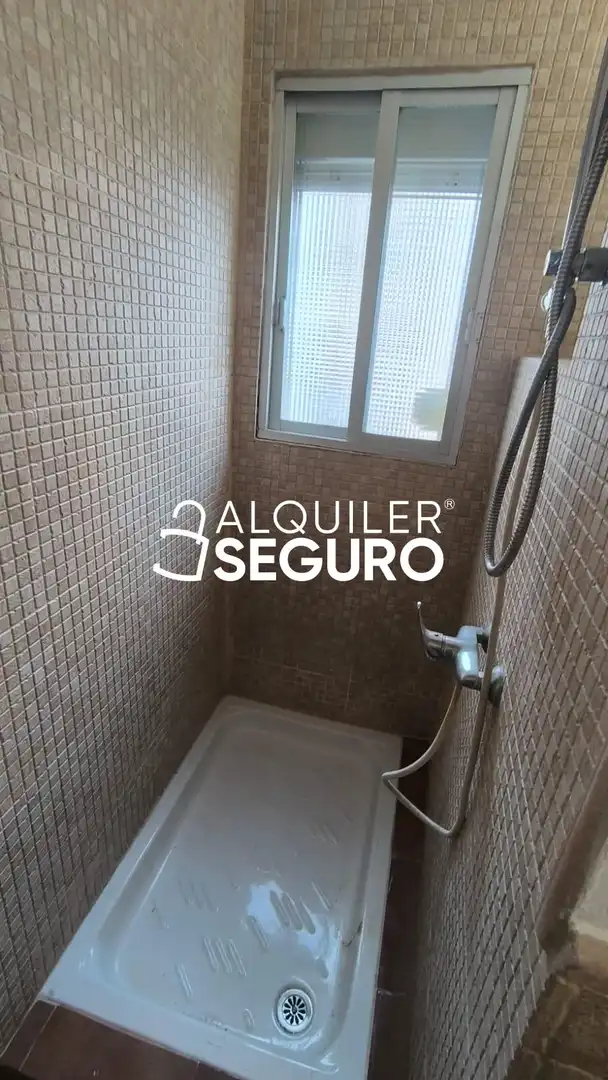 Bathroom of Study for rent in Sevilla  with Air Conditioner and Furnished