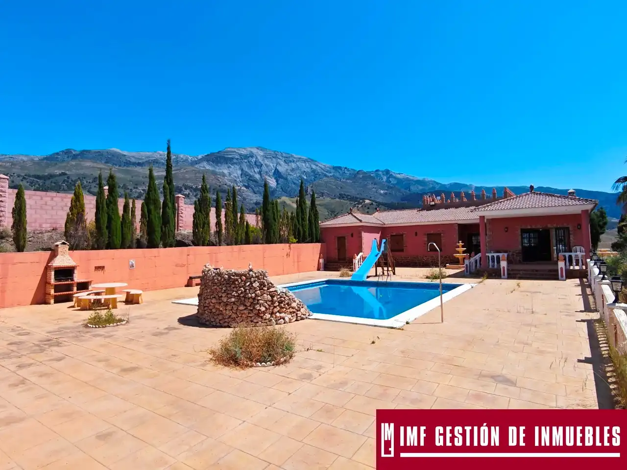 Vista exterior de Casa o xalet en venda en Canillas de Aceituno amb Terrassa, Piscina i Moblat