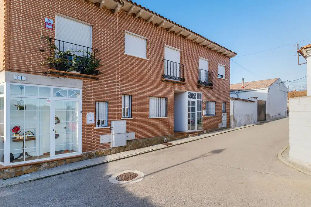 Vista exterior de Casa adosada en venta en Valdeaveruelo, Guadalajara