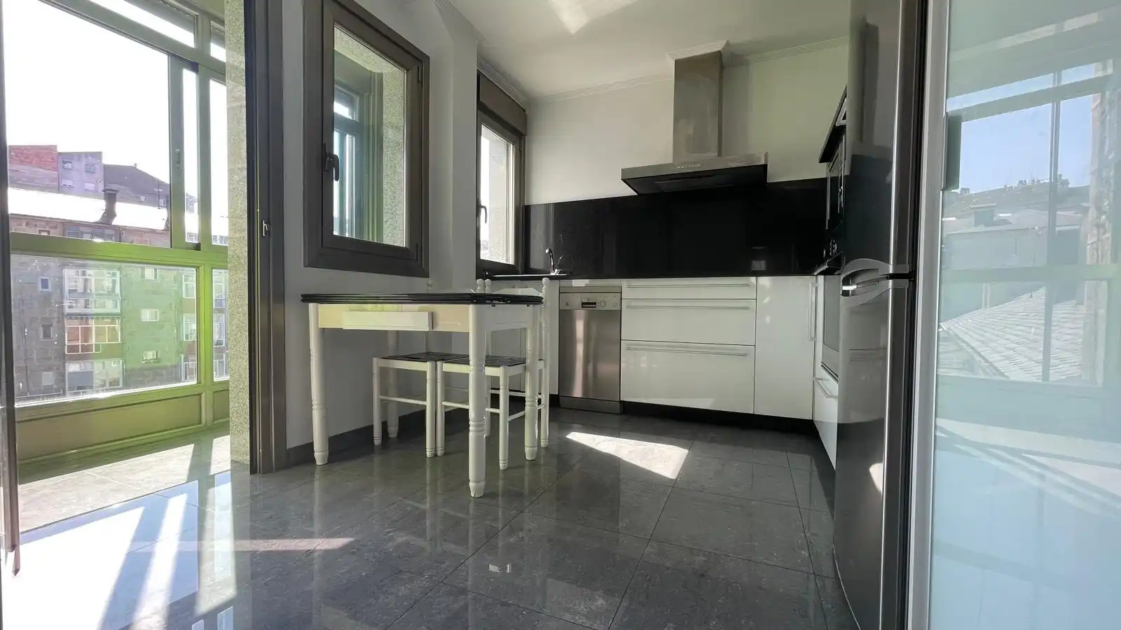 Küche von Wohnung zum Verkauf in Ourense Capital  mit Klimaanlage, Heizung und Privatgarten