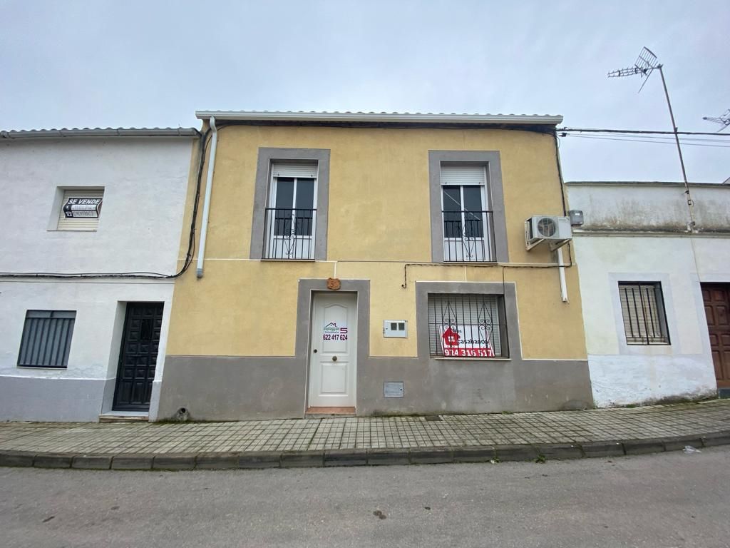 Vista exterior de Casa adosada en venda en Garrovillas de Alconétar amb Terrassa i Balcó