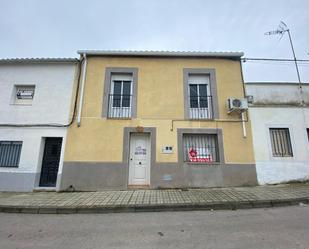 Vista exterior de Casa adosada en venda en Garrovillas de Alconétar amb Terrassa i Balcó