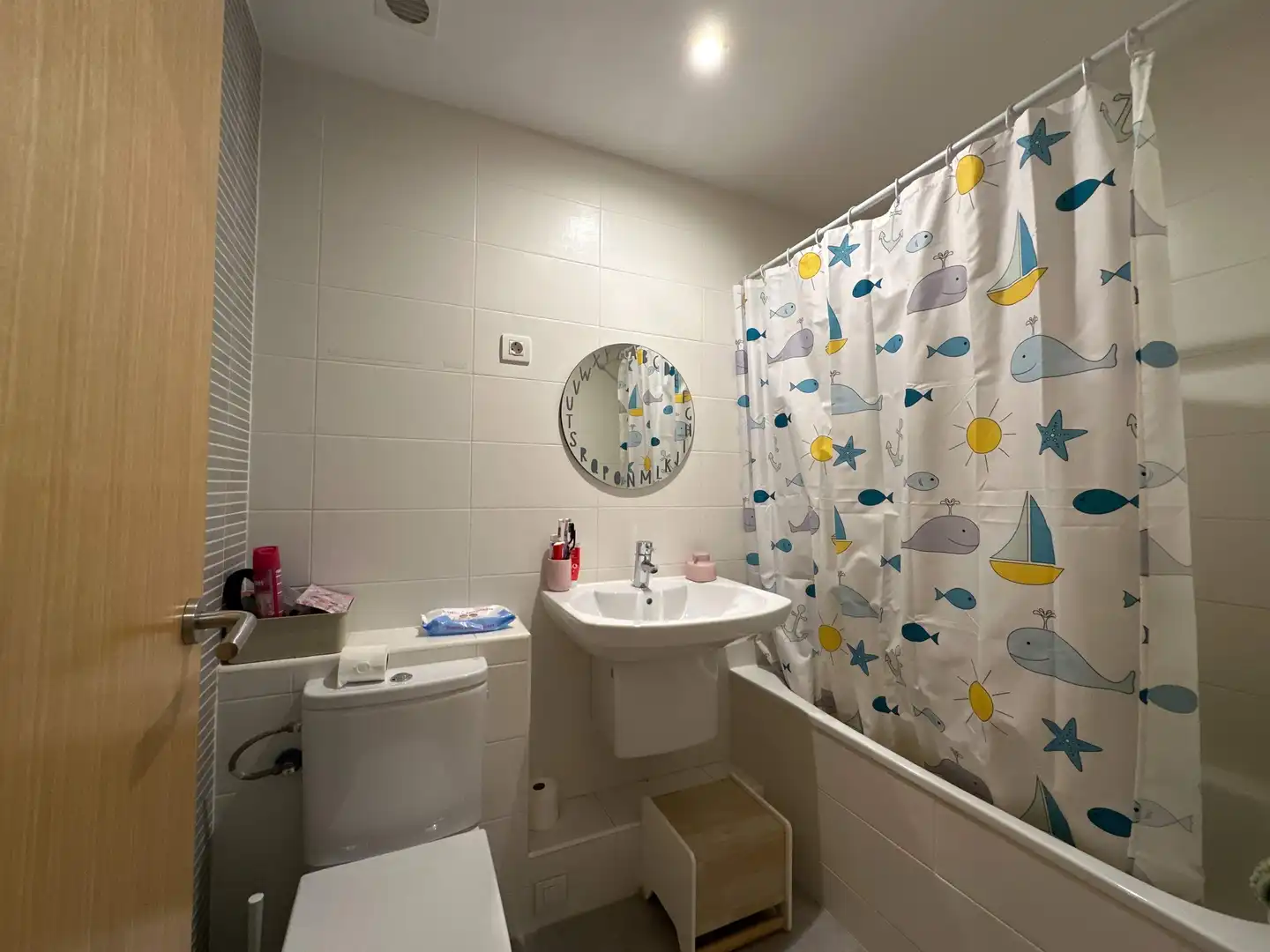 Badezimmer von Einfamilien-Reihenhaus zum Verkauf in Sant Esteve Sesrovires mit Klimaanlage, Heizung und Privatgarten