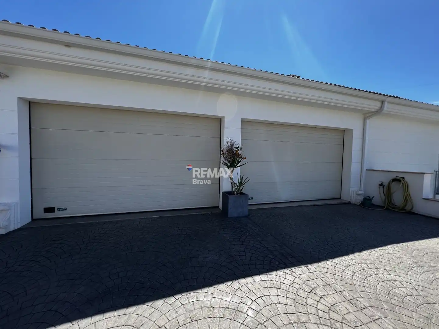 Vista exterior de Casa o xalet en venda en Pau amb Aire condicionat, Jardí privat i Terrassa