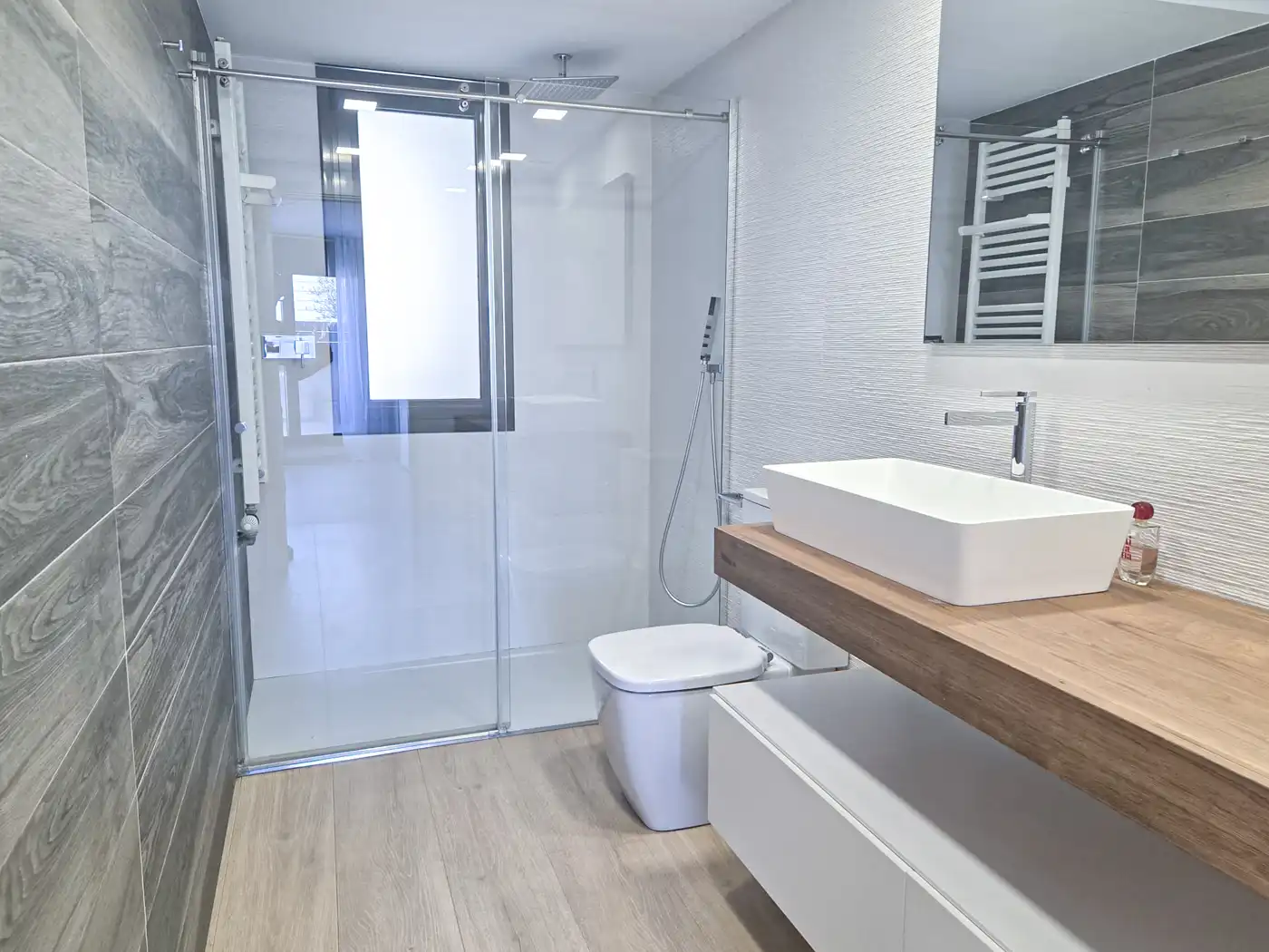 Bathroom of Attic for rent in Figueres  with Air Conditioner, Heating and Terrace