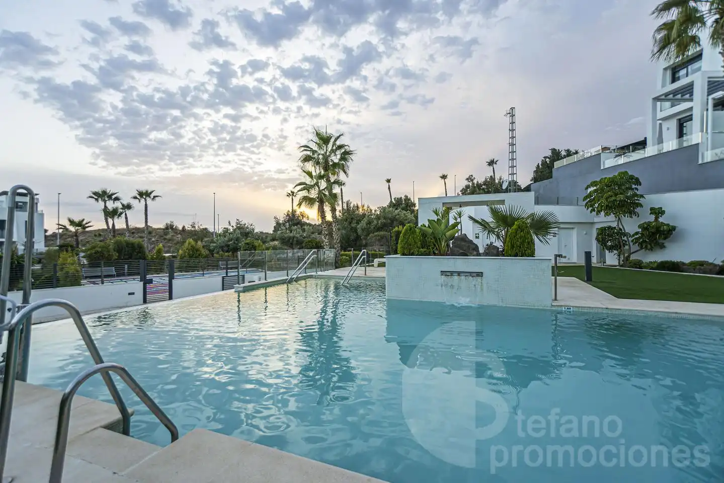 Piscina de Casa adosada en venta en Rincón de la Victoria con Terraza y Piscina comunitaria