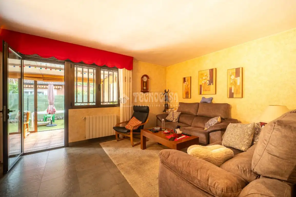 Sala de estar de Casa adosada en venta en Arganda del Rey con Aire acondicionado y Amueblado