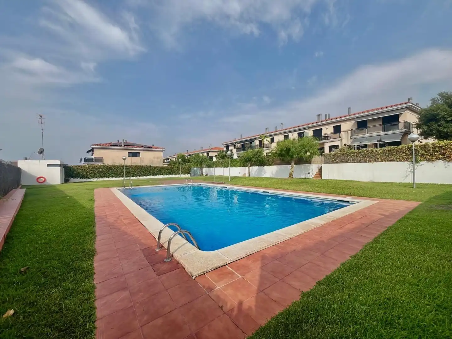 Piscina de Casa adosada en venda en Vilanova i la Geltrú amb Calefacció, Terrassa i Balcó