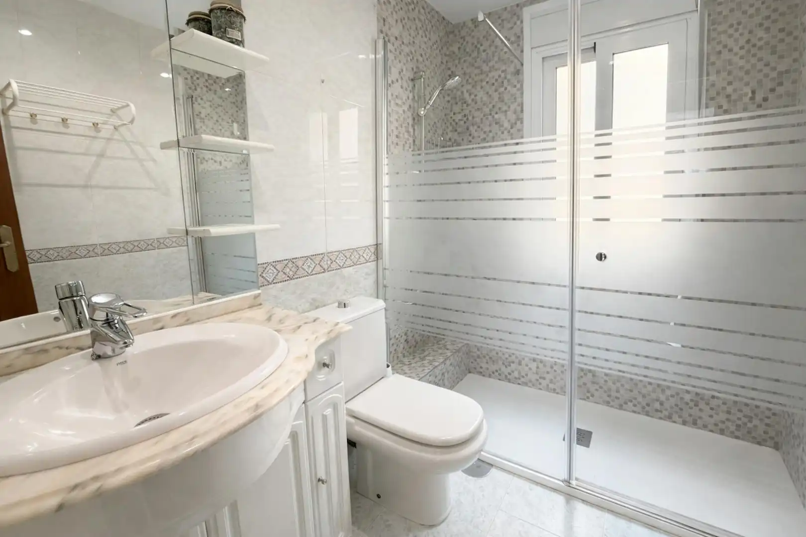 Baño de Piso de alquiler en Madrid con Calefacción y Lavadora