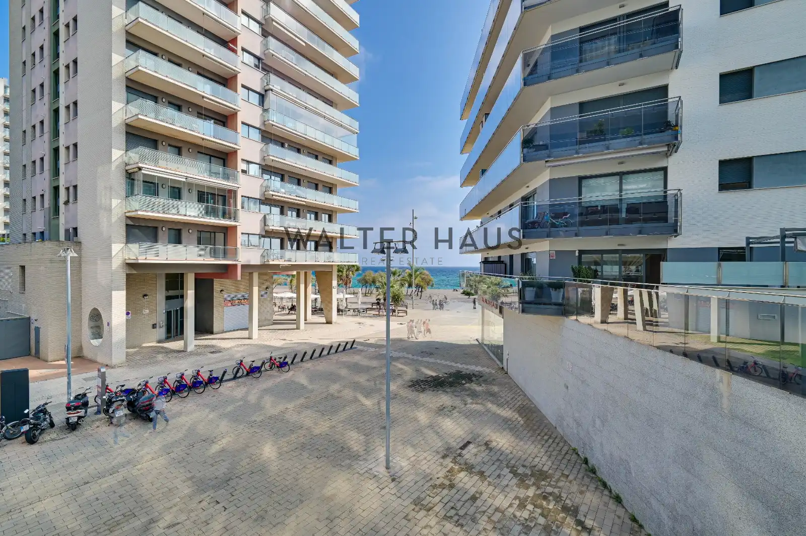 Vista exterior de Pis en venda en Badalona amb Aire condicionat, Calefacció i Jardí privat