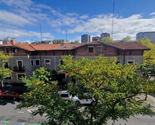 Vista exterior de Casa adosada en venda en Vitoria - Gasteiz amb Calefacció, Jardí privat i Terrassa