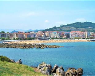 Vista exterior de Pis en venda en Castro-Urdiales amb Calefacció, Parquet i Moblat