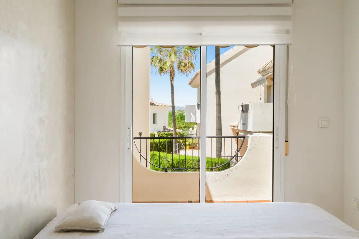 Dormitori de Casa adosada en venda en Marbella amb Aire condicionat, Terrassa i Alarma