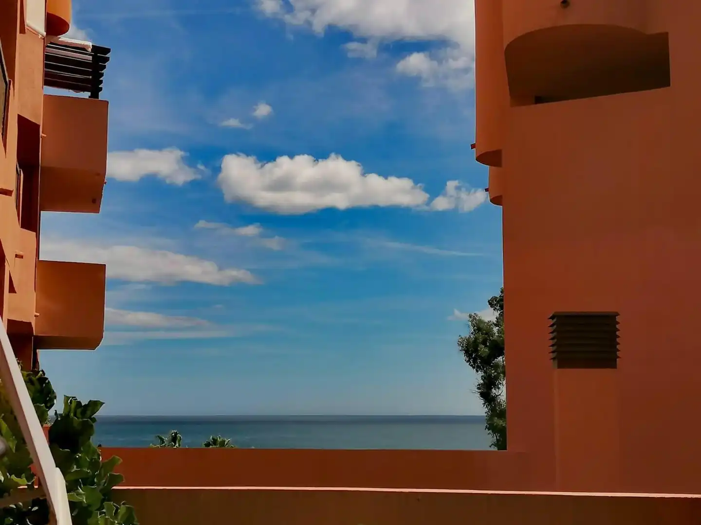 Außenansicht von Wohnung zum Verkauf in Manilva mit Klimaanlage, Terrasse und Möbliert