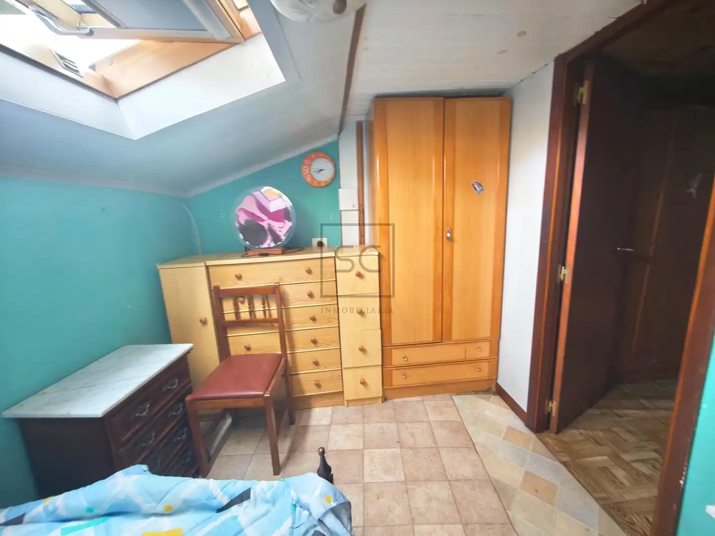 Dormitori de Casa adosada en venda en Mañón amb Moblat i Balcó