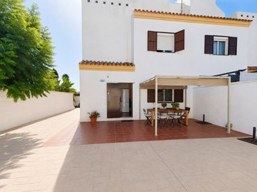 Casa aparellada en venda a Monteolivete - Camino Sevilla
