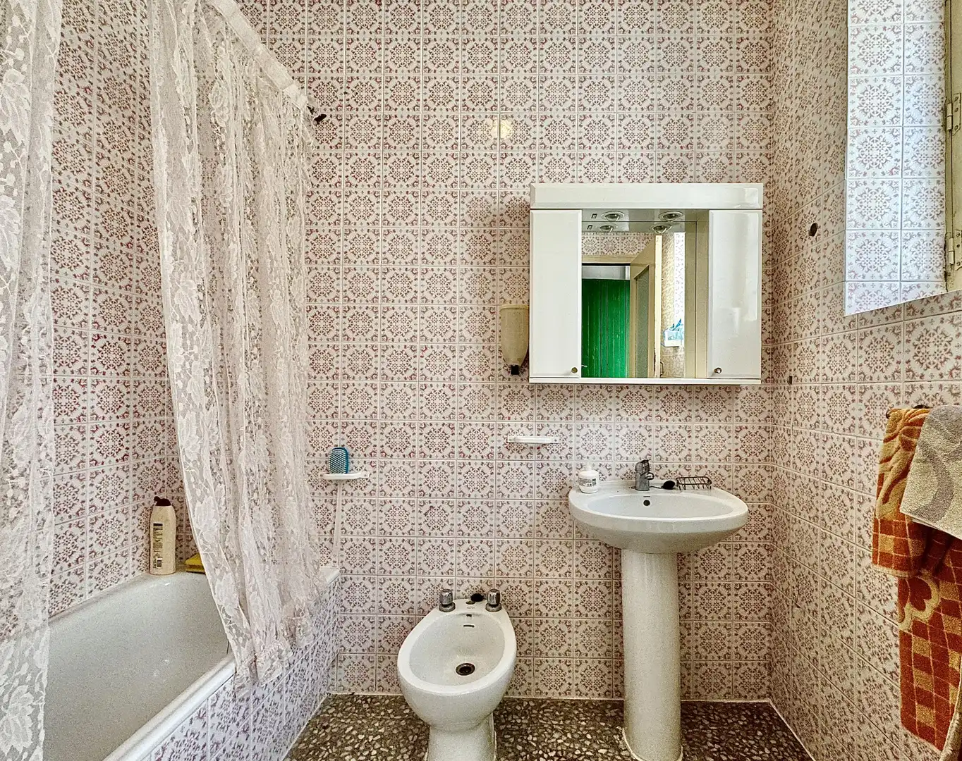 Baño de Casa adosada en venta en Pozorrubielos de la Mancha con Calefacción, Trastero y Amueblado