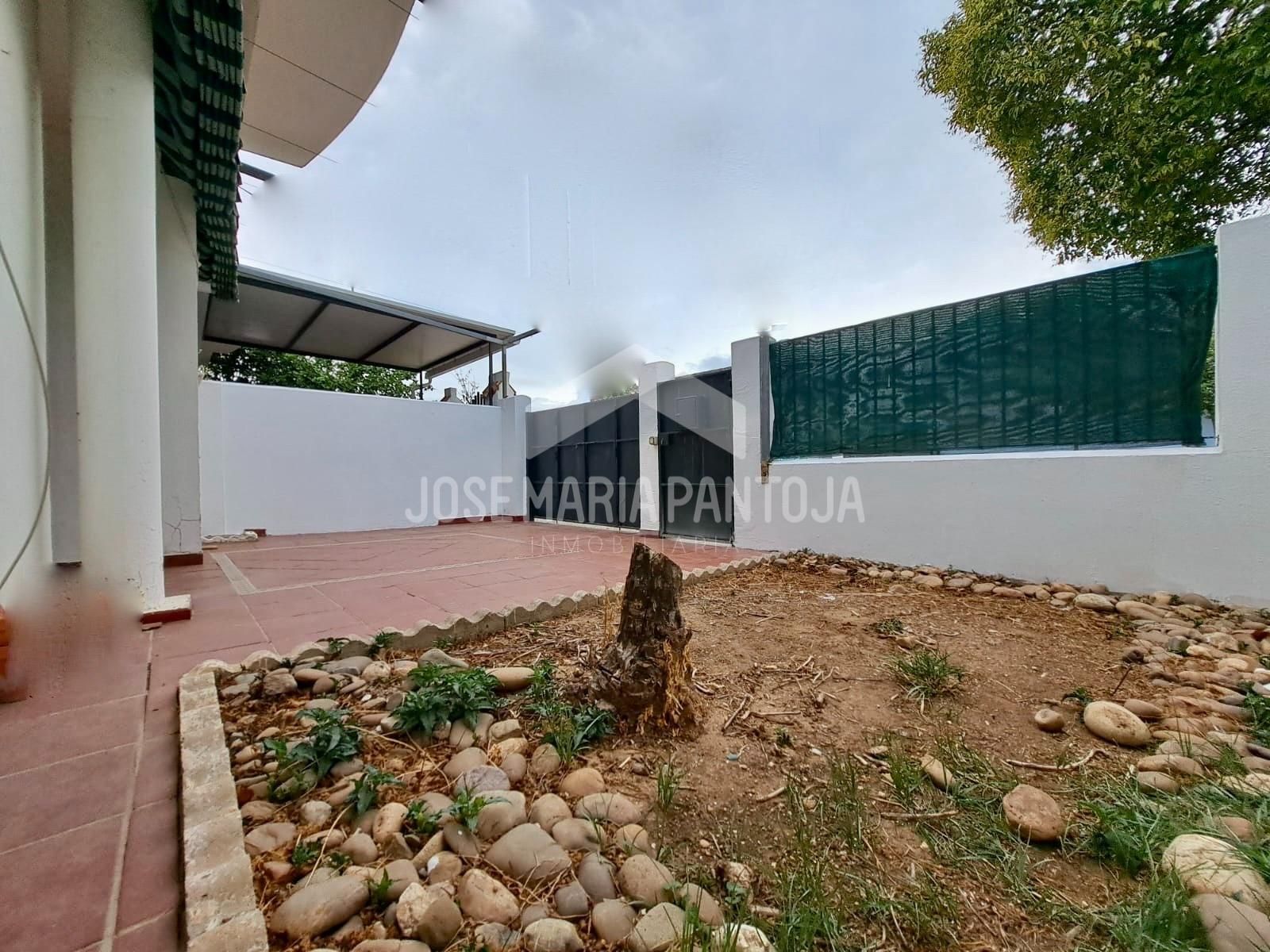Vista exterior de Casa adosada en venda en Jerez de la Frontera amb Jardí privat