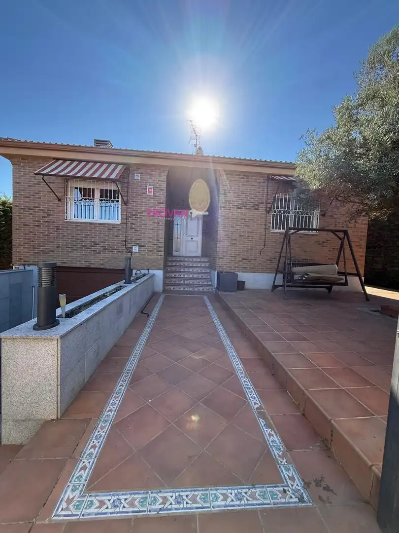 Vista exterior de Casa o chalet en venta en Torres de la Alameda con Aire acondicionado, Calefacción y Terraza