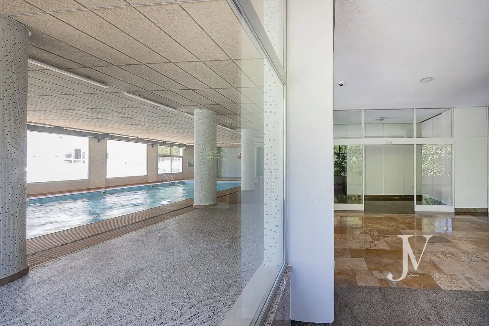 Swimming pool of Office for sale in Madrid  with Air Conditioner, Heating and Internet