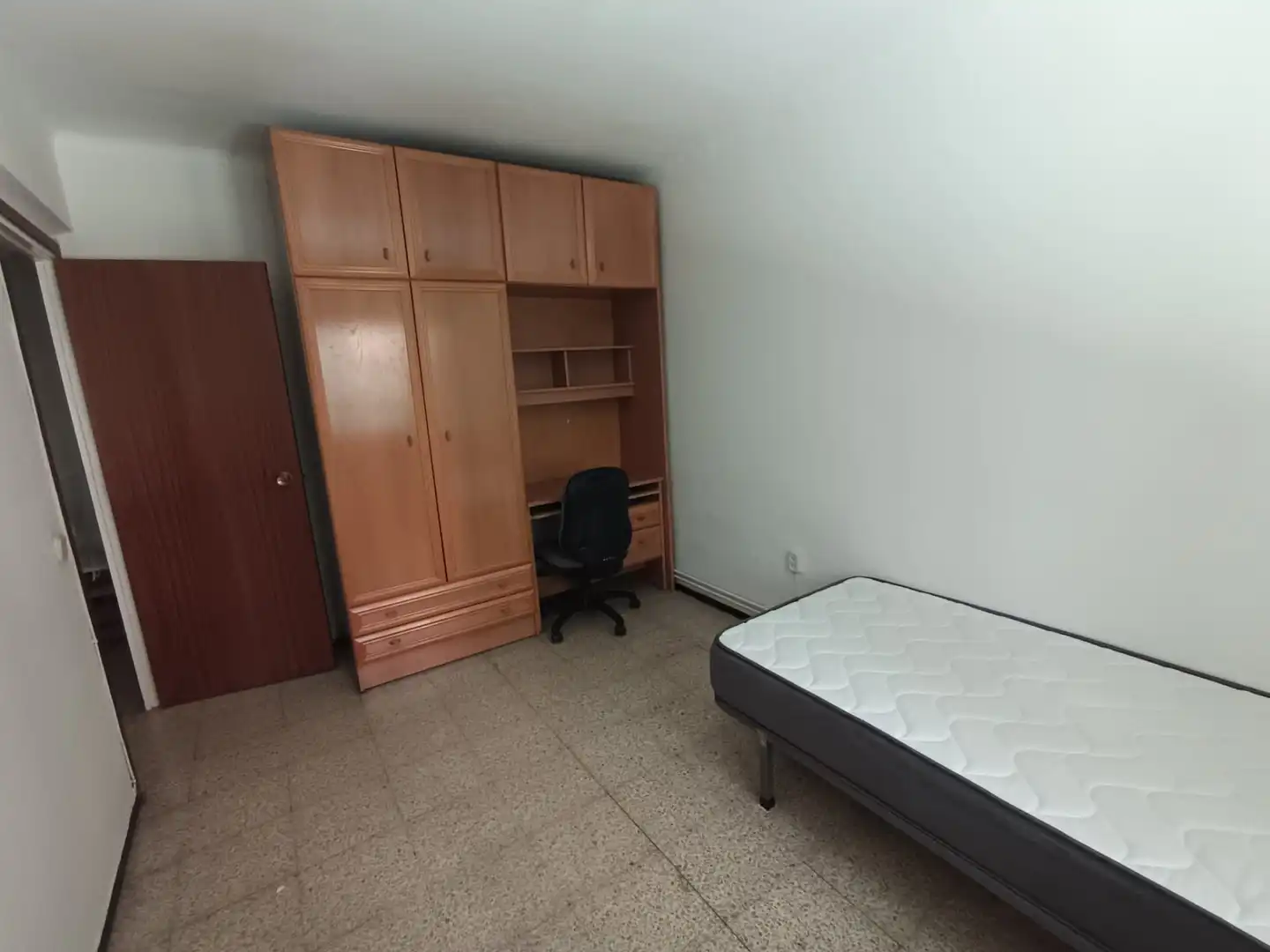 Habitación de Piso de alquiler en Girona con Calefacción, Terraza y Amueblado