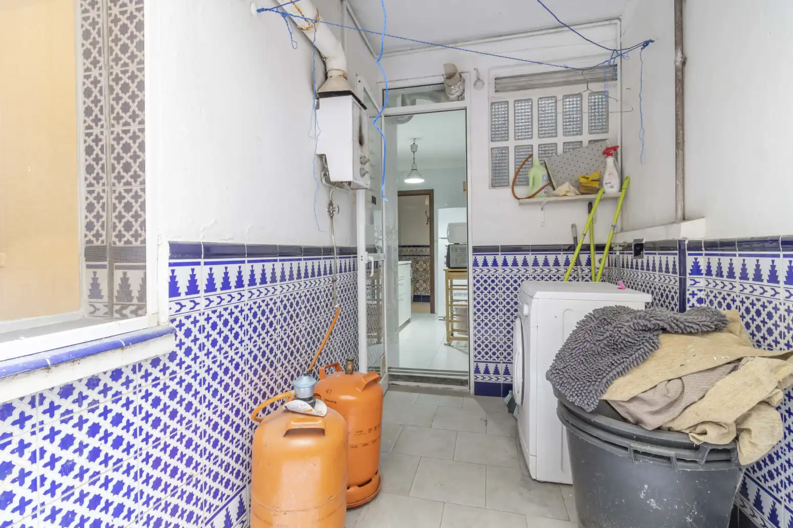 Cuina de Pis de lloguer en Sevilla amb Aire condicionat, Terrassa i Moblat