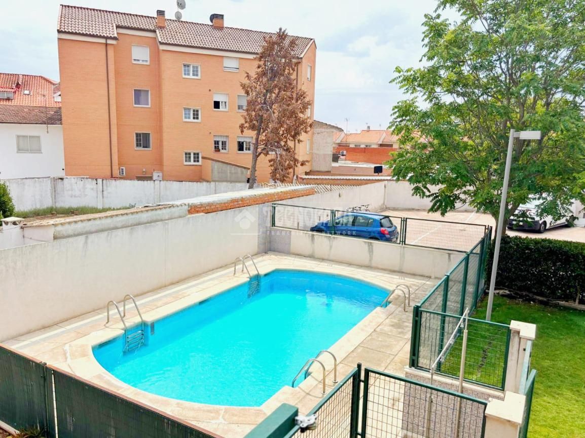 Swimming pool of Flat for sale in Ciempozuelos
