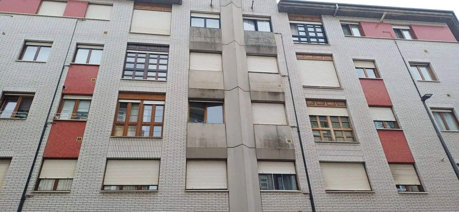 Außenansicht von Wohnung zur Miete in Gijón  mit Heizung, Abstellraum und Schwimmbad