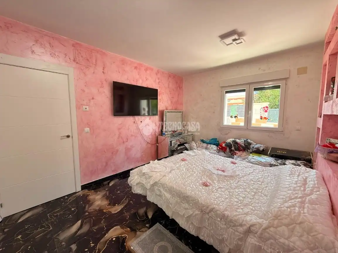 Dormitori de Casa o xalet en venda en Galápagos amb Calefacció, Jardí privat i Terrassa