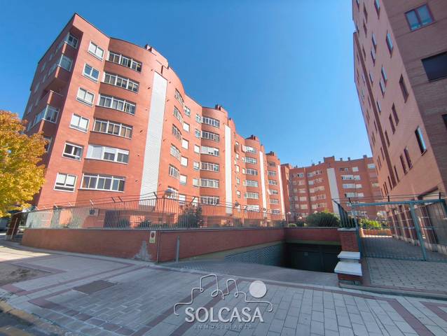 Garaje en Venta en Calle Roble en La Victoria - Puente Jardín
