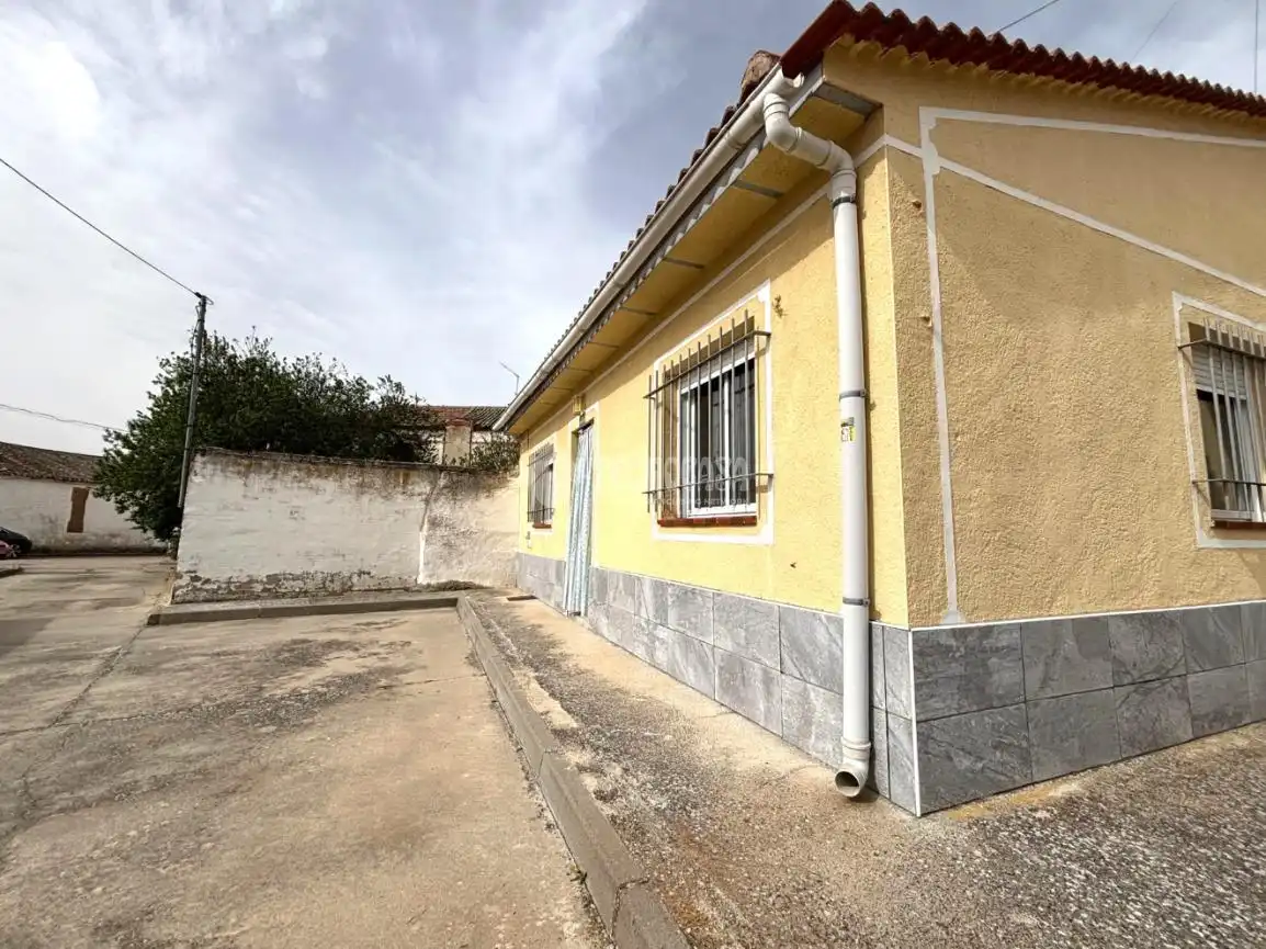 Exterior view of Houses for sale in Ataquines  with Furnished