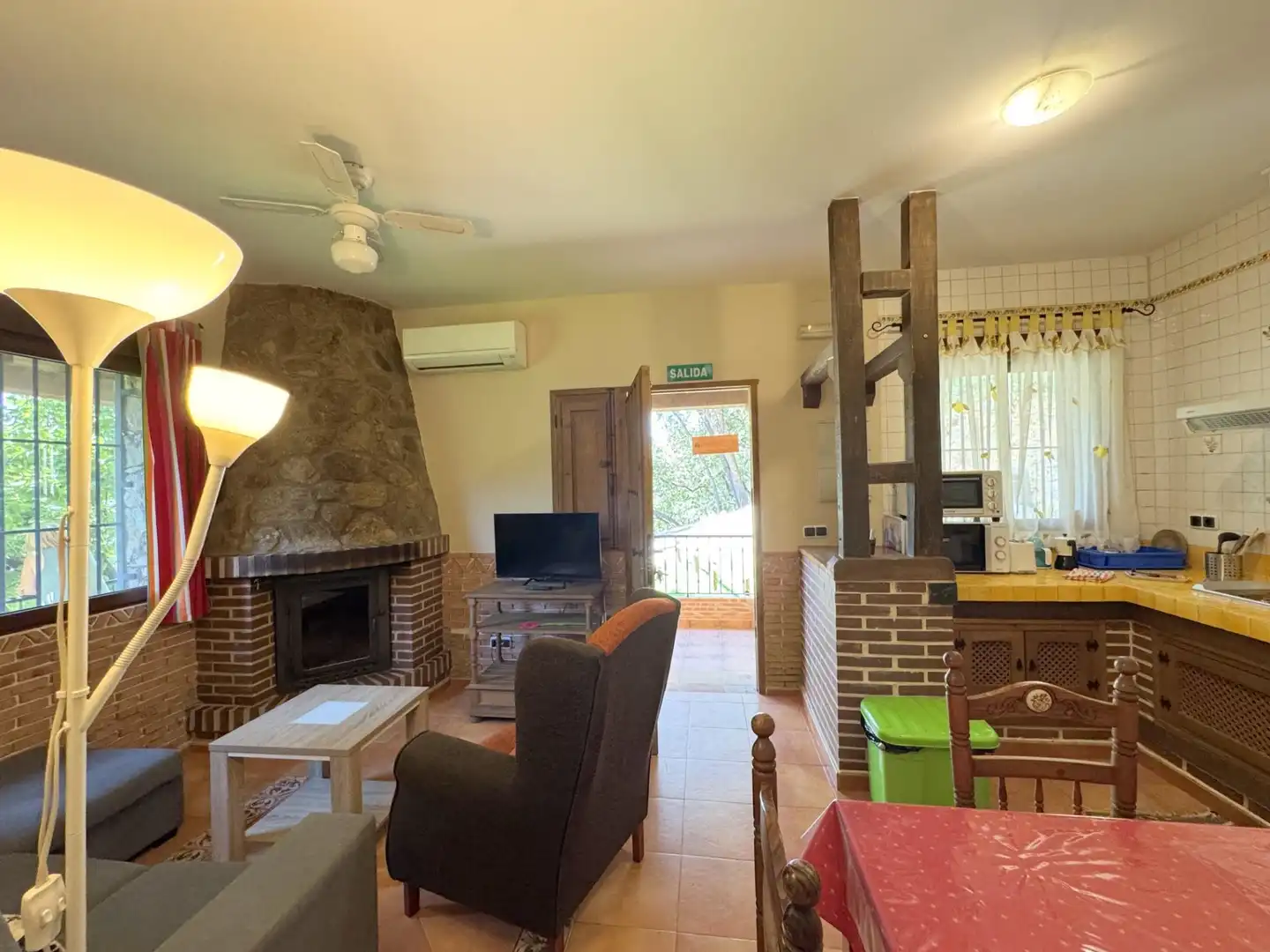 Sala d'estar de Casa o xalet en venda en Candeleda amb Aire condicionat, Calefacció i Jardí privat