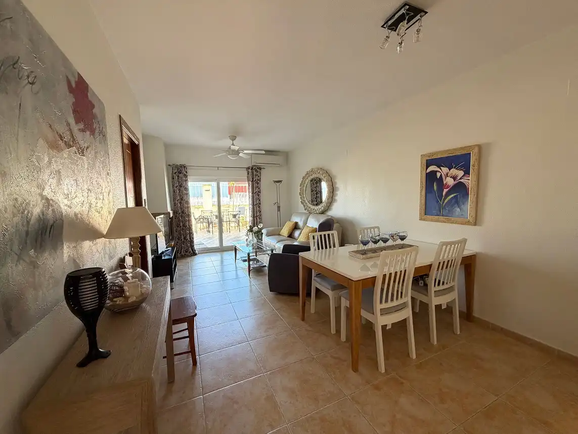 Esszimmer von Einfamilien-Reihenhaus zum Verkauf in Santa Pola mit Klimaanlage, Privatgarten und Terrasse