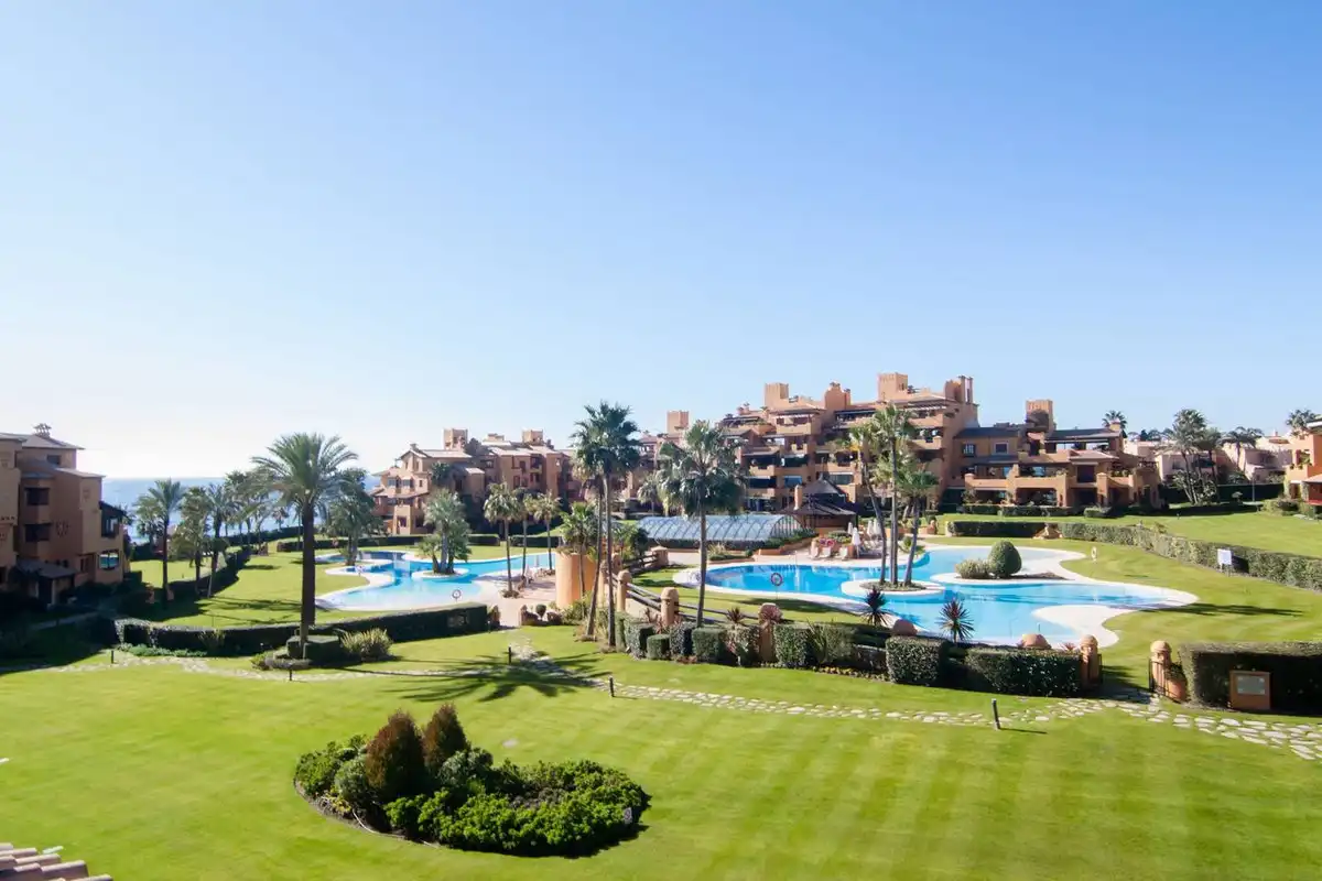 Jardí de Planta baixa de lloguer en Estepona amb Aire condicionat, Terrassa i Piscina