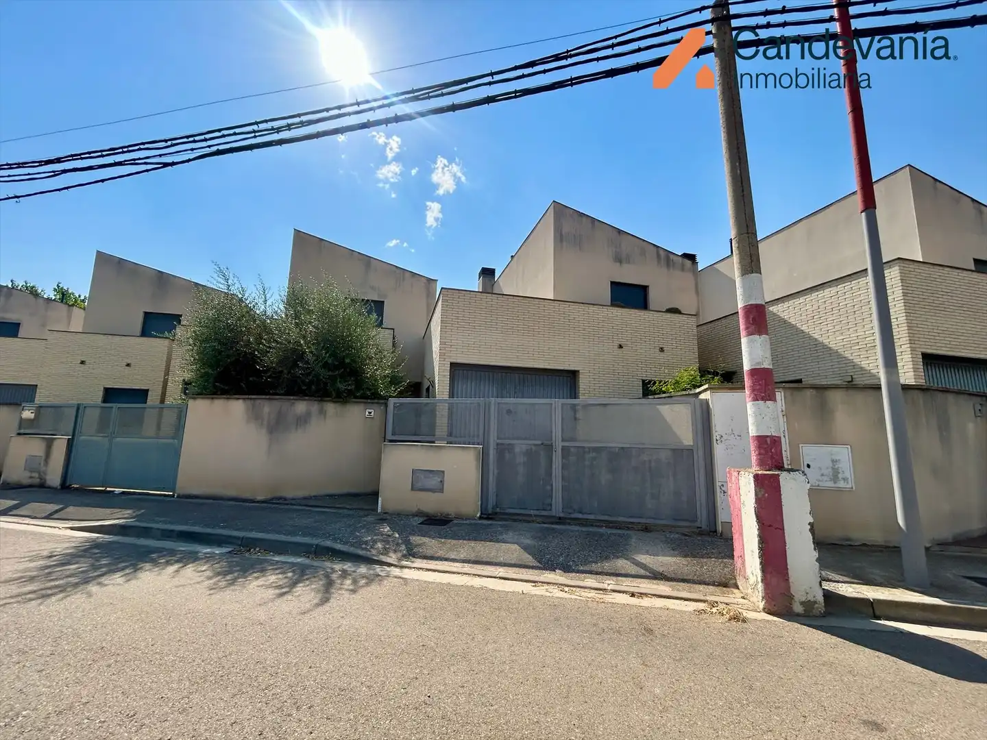 Vista exterior de Casa adosada en venda en San Mateo de Gállego amb Aire condicionat, Calefacció i Jardí privat
