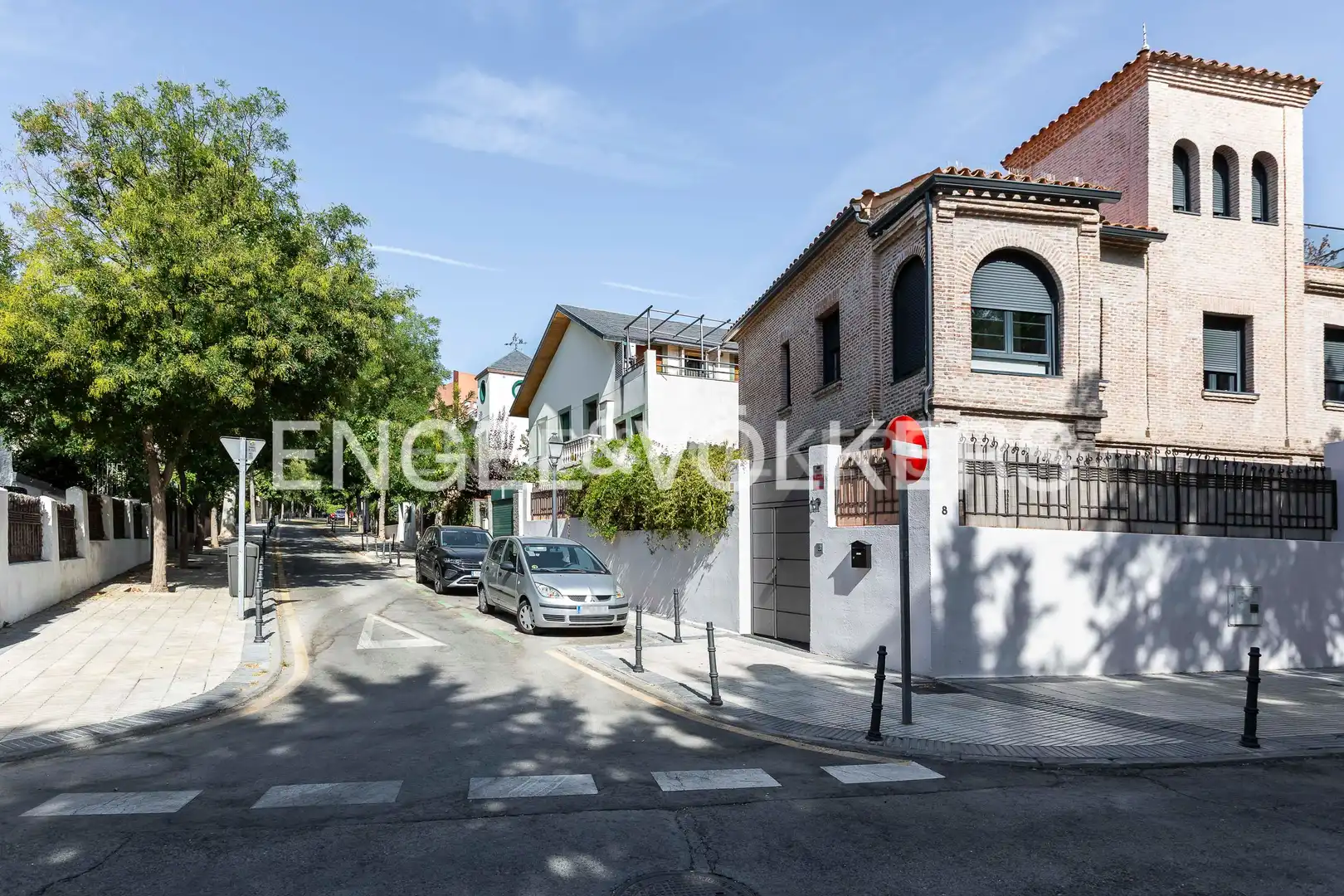 Vista exterior de Casa o xalet en venda en Madrid amb Calefacció, Jardí privat i Balcó